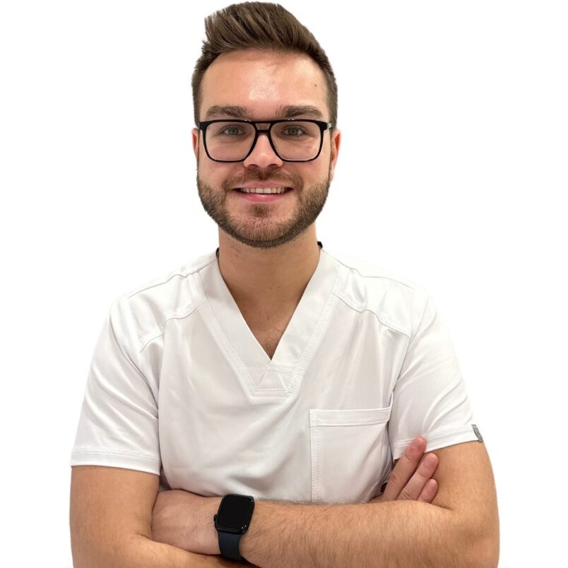 Piotr Nawrot3 Piotr Nawrot jest absolwentem studiów lekarskich na Warszawskim Uniwersytecie Medycznym. Jest doktorantem Szkoły Doktorskiej Warszawskiego Uniwersytetu Medycznego w dziedzinie dermatologii. Pracuje naukowo w Zakładzie Histologii i Embriologii WUM i na Oddziale Dermatologii Międzyleskiego Szpitala Specjalistycznego w Warszawie. Jest laureatem międzynarodowych i krajowych studenckich konferencji naukowych z zakresu dermatologii, prelegentem i autorem doniesień zjazdowych na krajowych i międzynarodowych kongresach dermatologii i medycyny estetycznej.